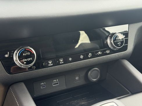 Used 2025 Mitsubishi Outlander SE image 19