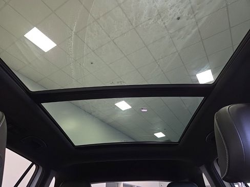 Used 2022 Volkswagen Tiguan SE R-Line image 13