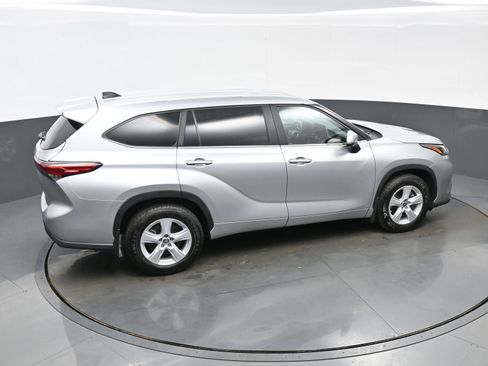 Used 2023 Toyota Highlander LE AWD/4WD image 41