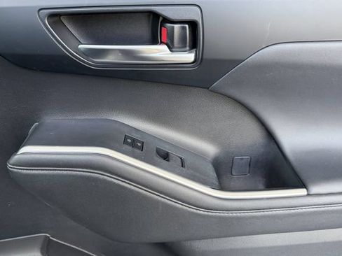 Used 2023 Toyota Highlander XLE FWD image 19