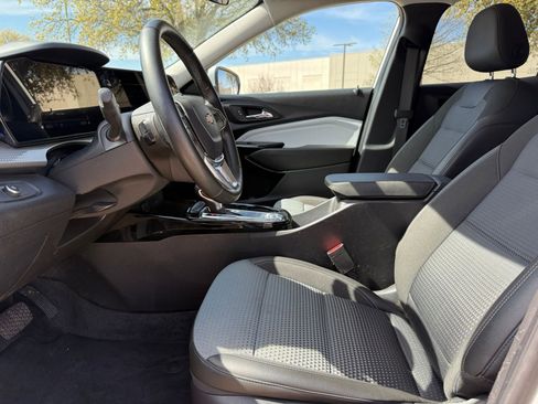 Used 2025 Chevrolet Trax LT w/ LT Convenience Package image 27