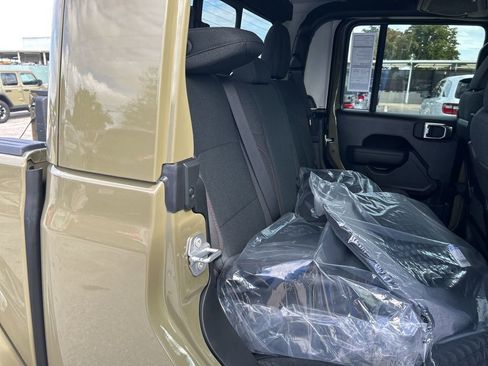 New 2026 Jeep Gladiator Rubicon w/ Steel Power Dome Hood Package AWD/4WD image 28