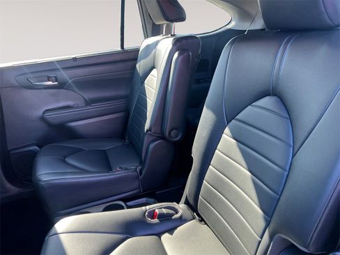 Used 2022 Toyota Highlander XLE image 13