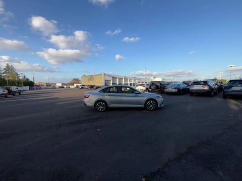 Used 2025 Volkswagen Jetta SE image 15