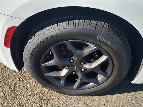 Used 2020 Chrysler Pacifica Touring w/ S Appearance Package FWD image 40