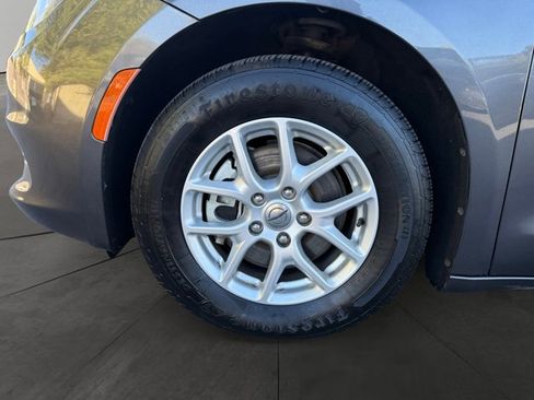 Used 2021 Chrysler Voyager LX image 9