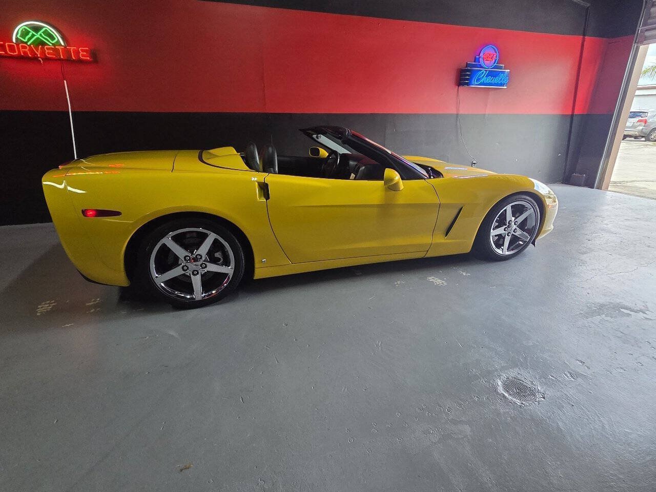 Used 2007 Chevrolet Corvette Convertible w/ Preferred Equipment Group RWD image 18
