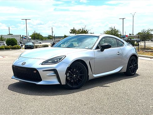 Used 2025 Toyota GR86 Premium RWD image 2
