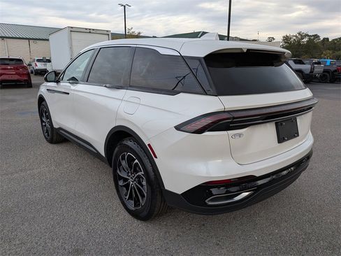 Used 2025 Lincoln Nautilus Premier image 6