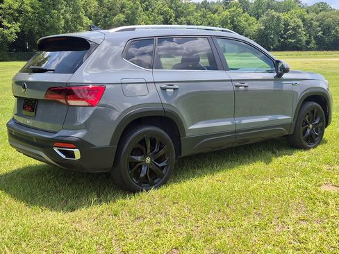Used 2022 Volkswagen Taos SE w/ Panoramic Sunroof Package FWD image 10