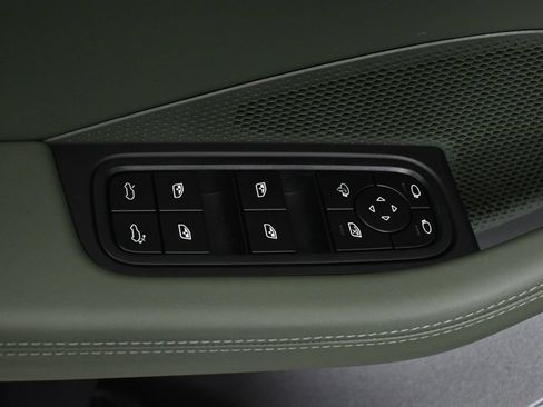 Used 2025 Porsche Macan 4S Electric AWD/4WD image 32