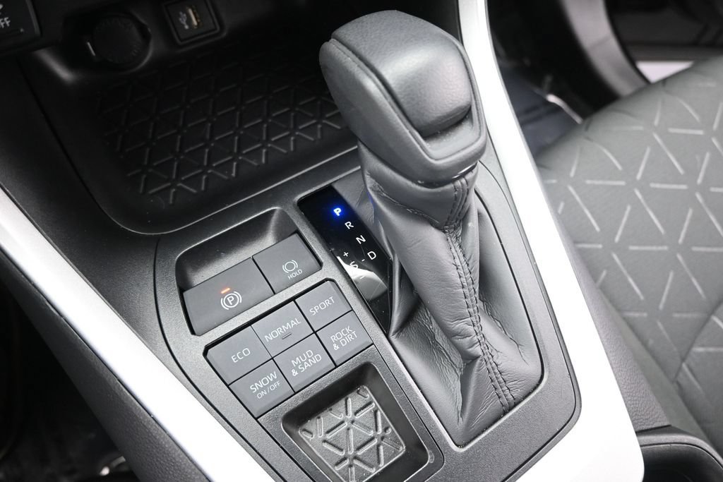 Used 2025 Toyota RAV4 XLE AWD/4WD image 31