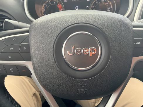 Used 2018 Jeep Cherokee Overland image 23
