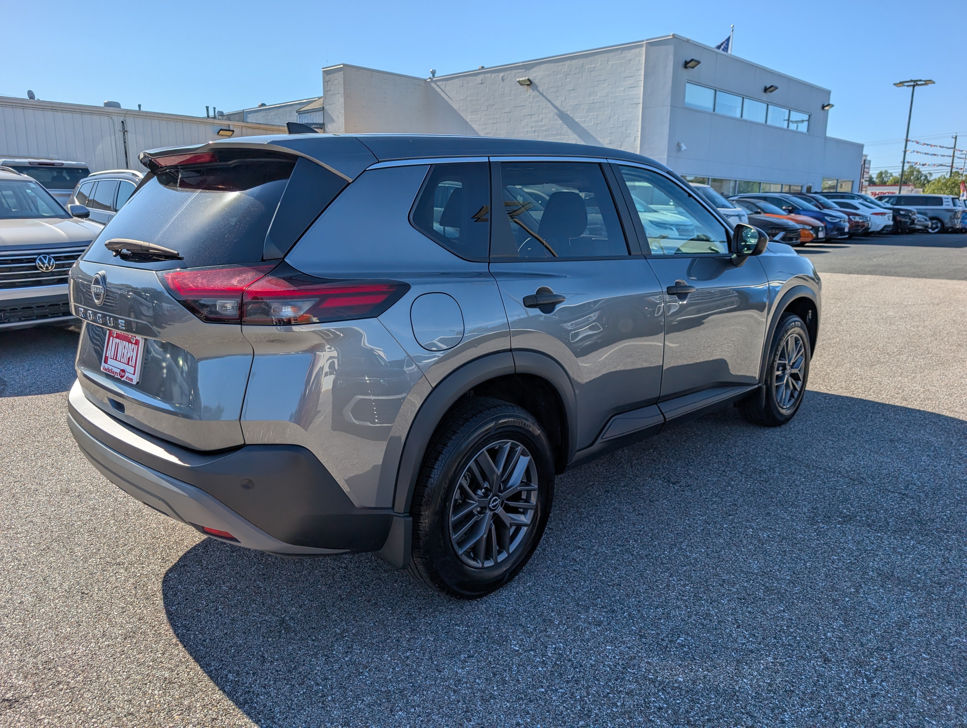 Used 2023 Nissan Rogue S FWD image 3