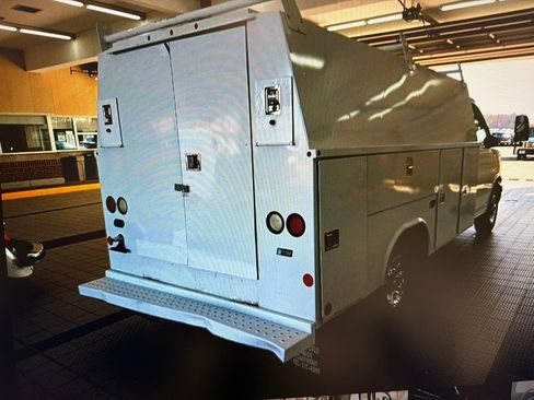 Used 2015 GMC Savana 3500 RWD image 4