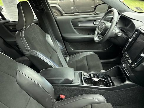 Used 2022 Volvo XC40 T5 R-Design w/ Climate Package AWD/4WD image 12