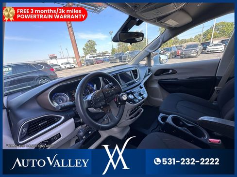 Used 2018 Chrysler Pacifica Touring Plus FWD image 16