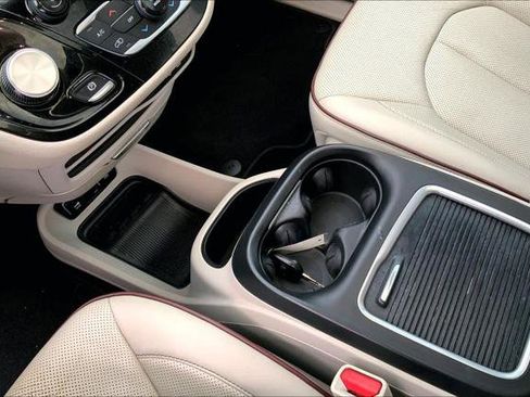 Certified 2019 Chrysler Pacifica Limited image 14