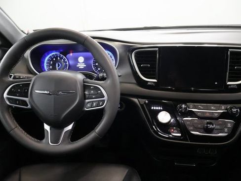 Used 2025 Chrysler Pacifica Select FWD image 13