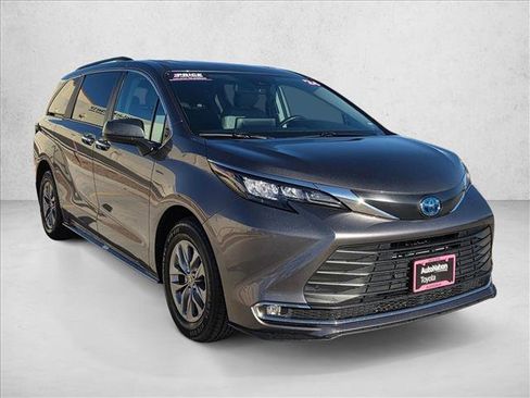 Used 2024 Toyota Sienna XLE image 3