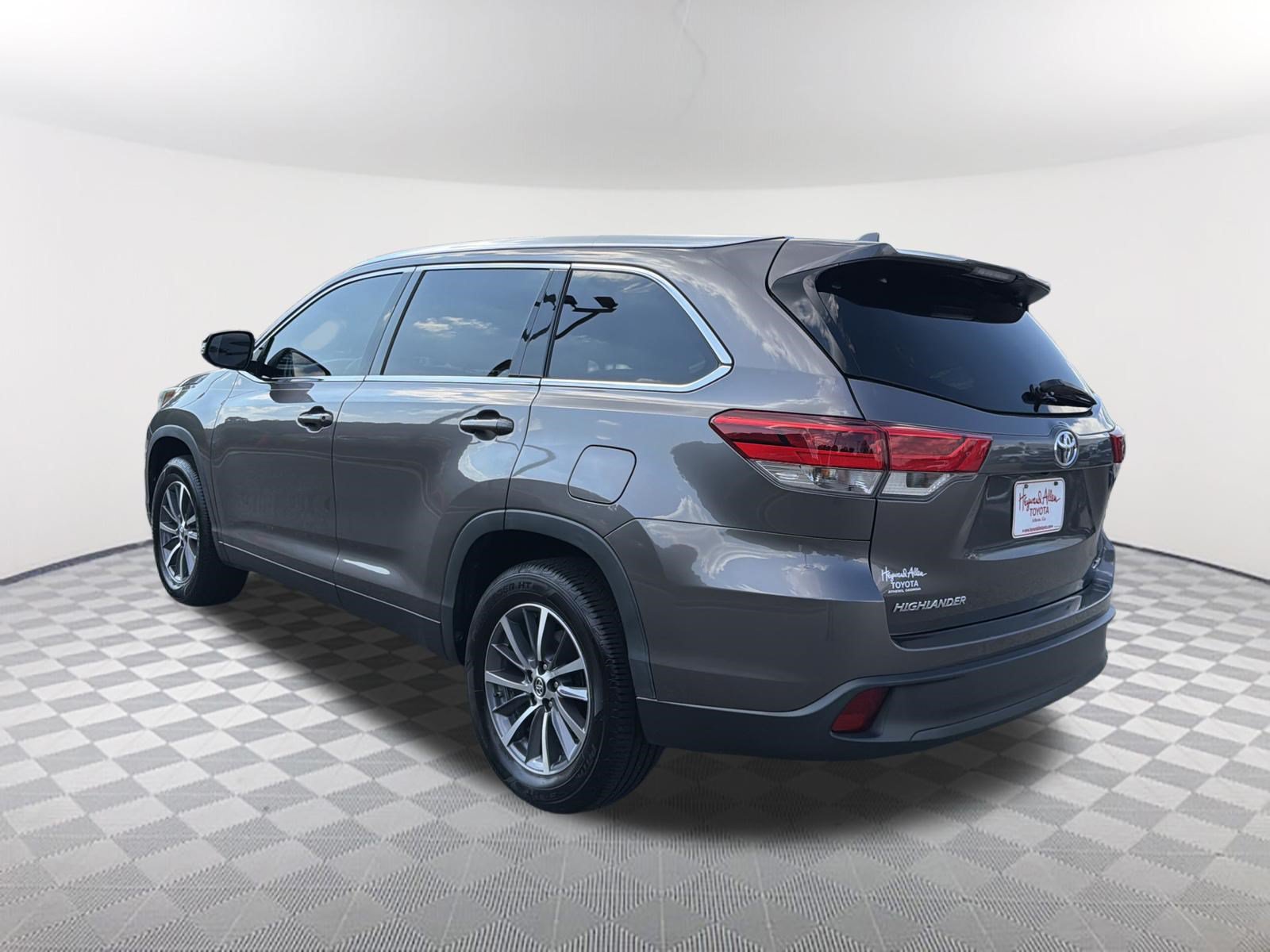 Used 2019 Toyota Highlander XLE FWD image 13