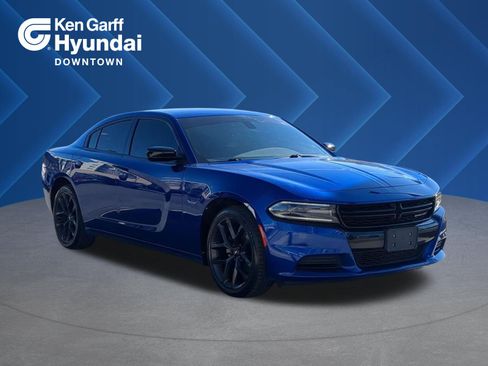 Used 2019 Dodge Charger SXT w/ Blacktop Package image 1
