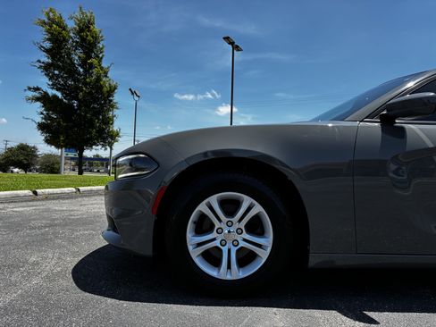 Used 2018 Dodge Charger SXT RWD image 9