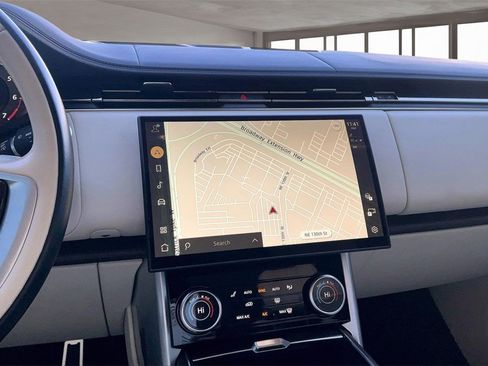 Used 2023 Land Rover Range Rover Autobiography image 6