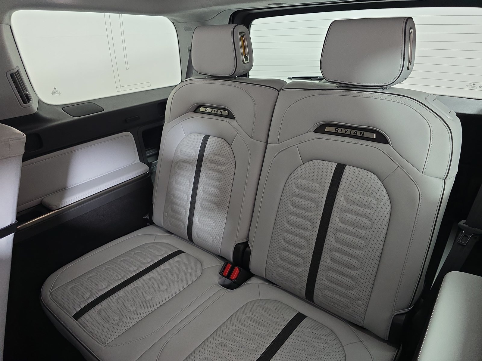 Used 2025 Rivian R1S Adventure Dual AWD/4WD image 22
