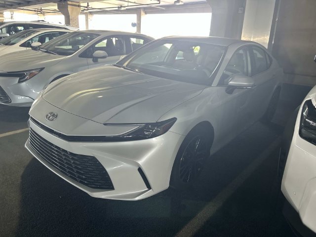 Used 2025 Toyota Camry XLE AWD/4WD image 2
