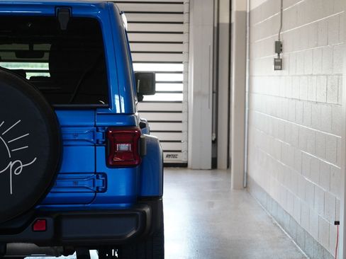 Used 2022 Jeep Wrangler Unlimited Sahara w/ Cold Weather Group image 12