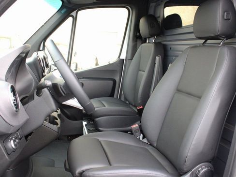 Used 2025 Mercedes-Benz Sprinter 2500 image 10