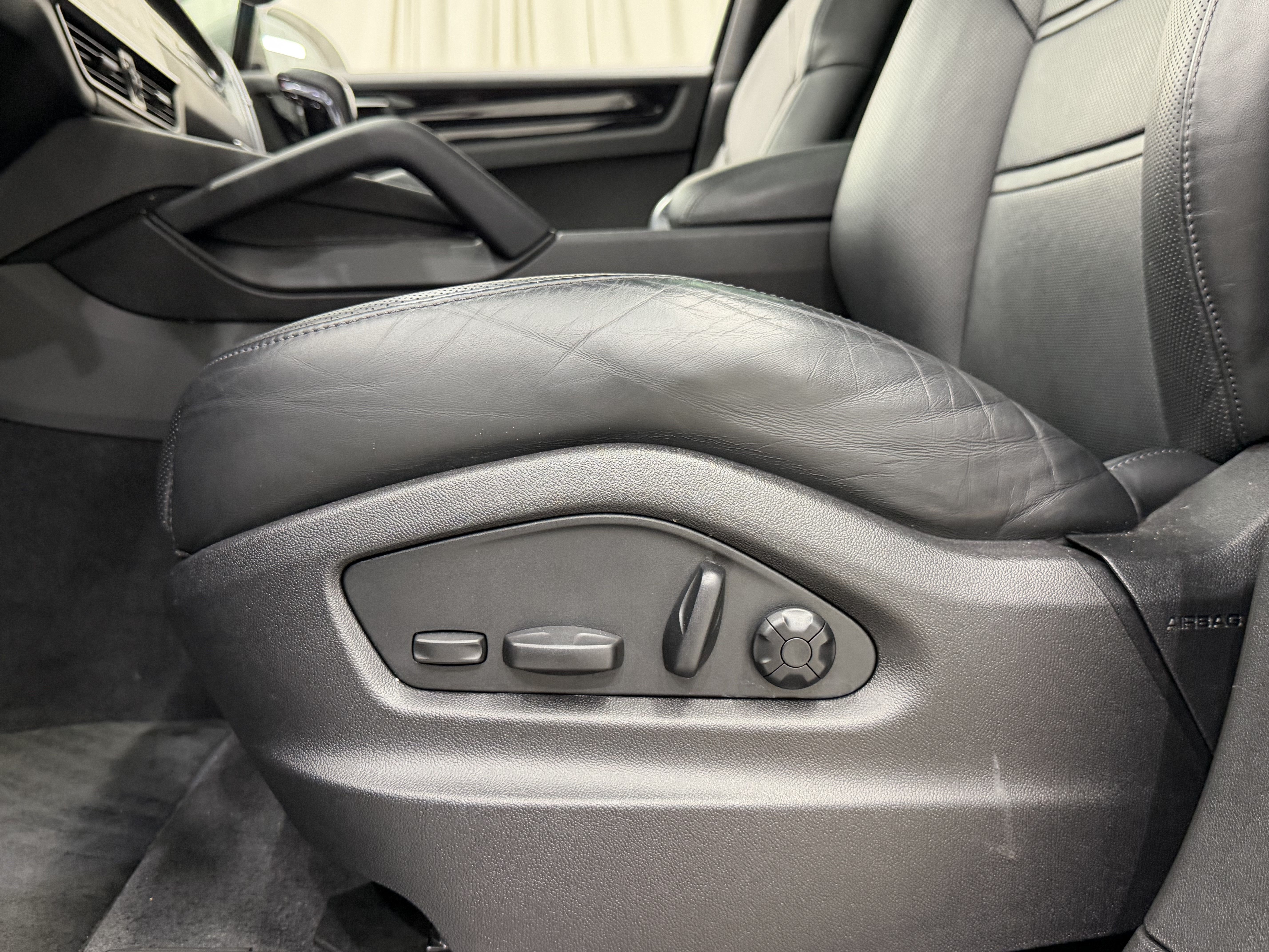Certified 2023 Porsche Cayenne w/ Premium Package AWD/4WD image 32