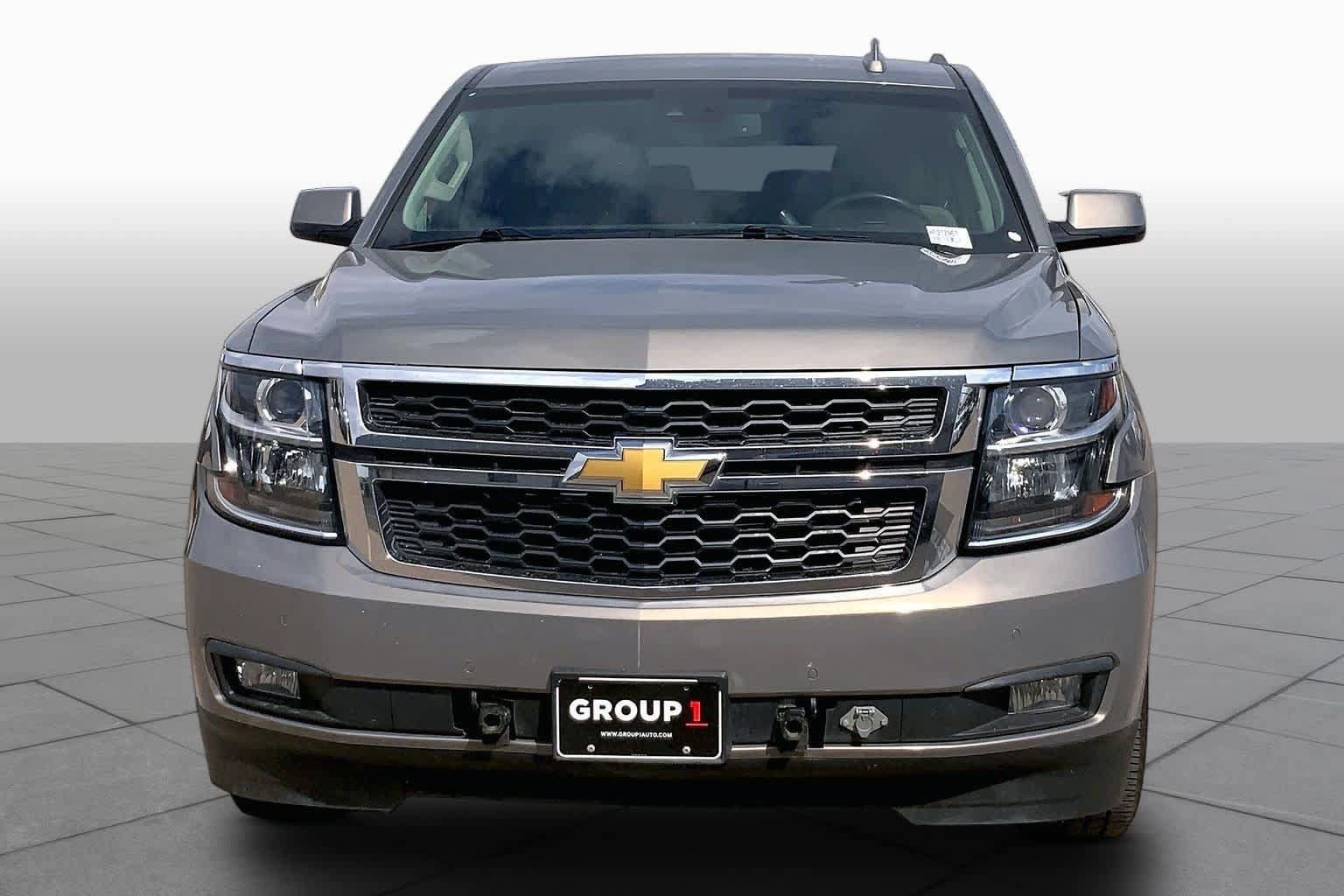 Used 2017 Chevrolet Suburban LT w/ Luxury Package AWD/4WD image 4