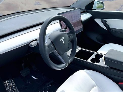 Used 2021 Tesla Model Y Long Range AWD/4WD image 16