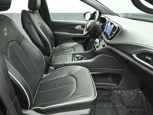 Used 2025 Chrysler Pacifica Limited FWD image 25