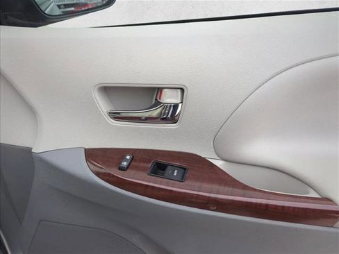 Used 2013 Toyota Sienna XLE w/ Entertainment Pkg image 24