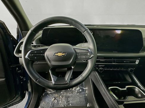 Used 2025 Chevrolet Traverse LT image 16