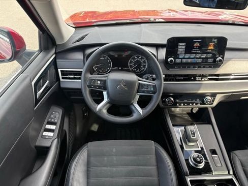 Used 2023 Mitsubishi Outlander SE FWD image 13