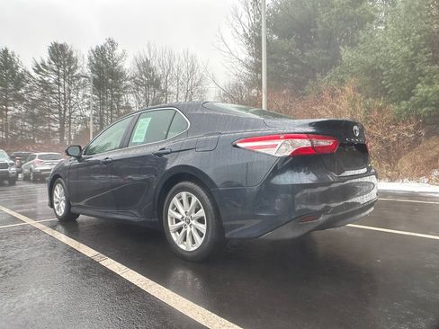 Used 2018 Toyota Camry LE image 3