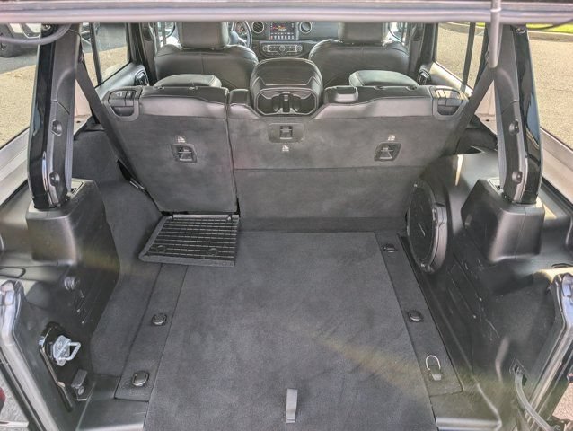 Used 2019 Jeep Wrangler Unlimited Sahara w/ Uconnect 4C Nav & Sound Group AWD/4WD image 14