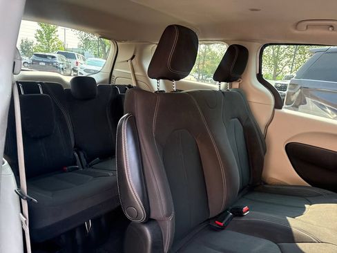 Used 2020 Chrysler Voyager L FWD image 26