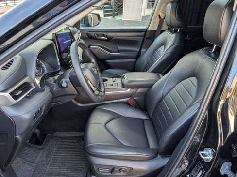 Used 2024 Toyota Highlander XLE image 2