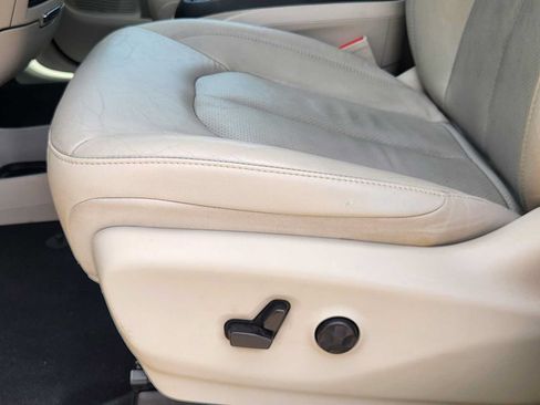 Used 2021 Chrysler Pacifica Touring-L FWD image 23