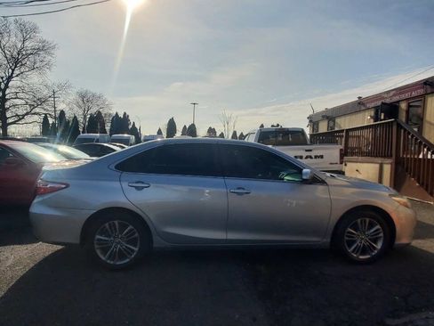 Used 2015 Toyota Camry SE image 6