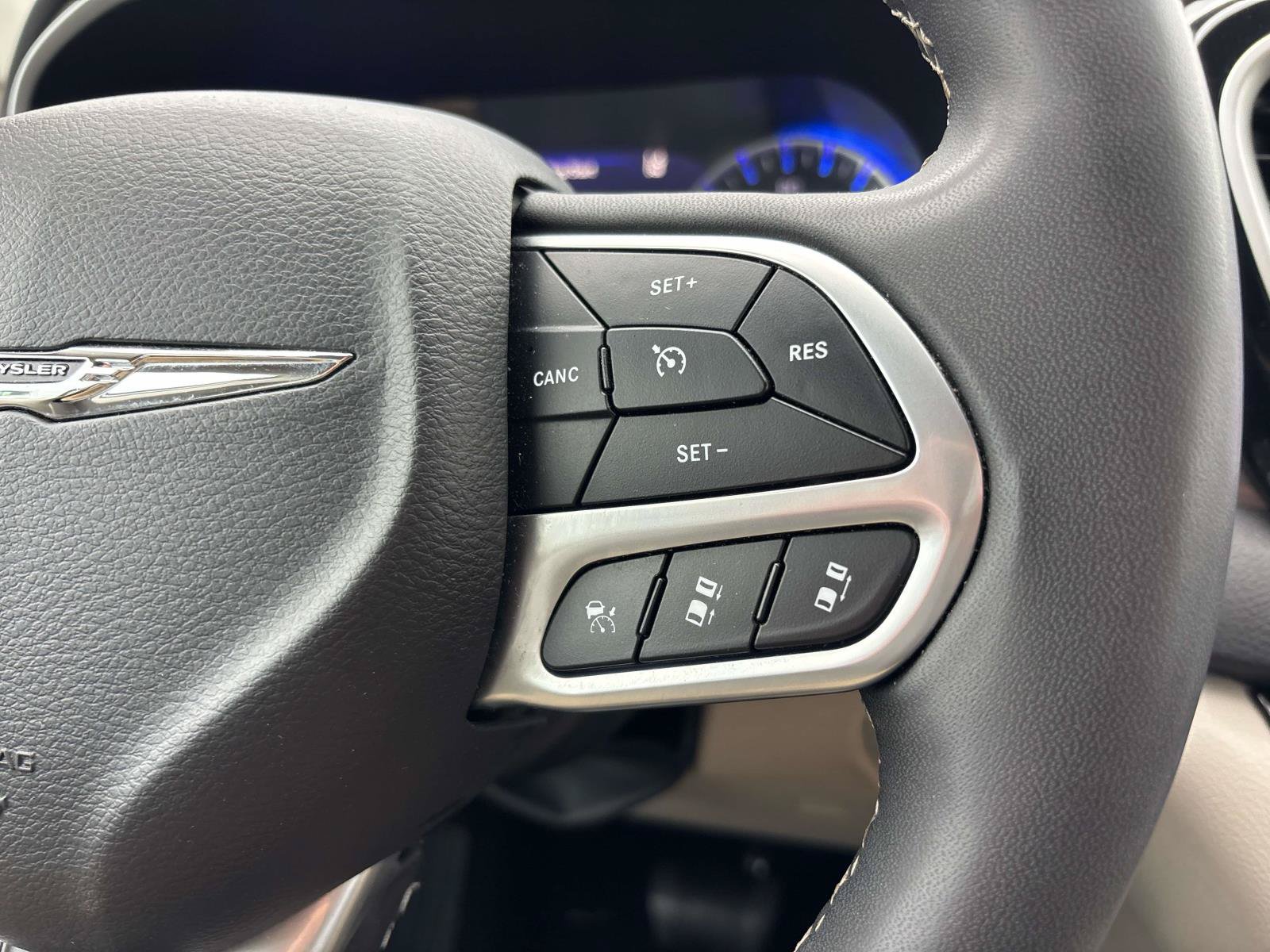 Used 2024 Chrysler Pacifica Touring-L FWD image 25