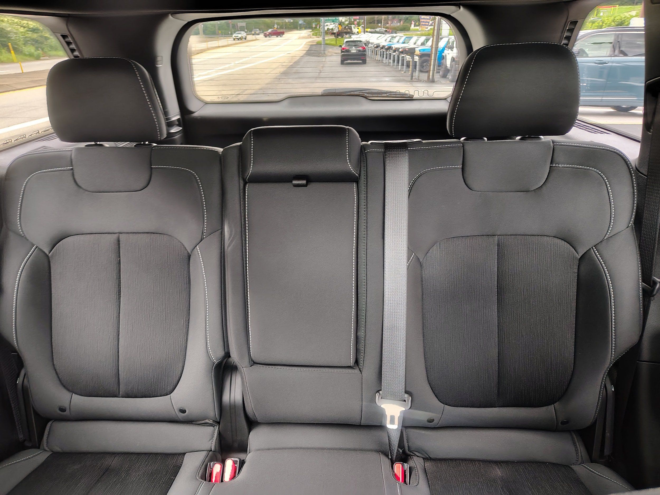 Used 2025 Jeep Grand Cherokee Laredo X w/ Luxury Tech Group I AWD/4WD image 23