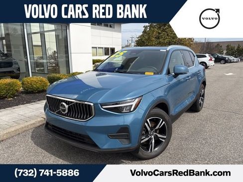 Used 2025 Volvo XC40 B5 Core AWD/4WD image 1
