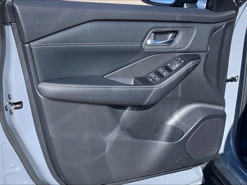 Used 2025 Nissan Rogue SL image 21