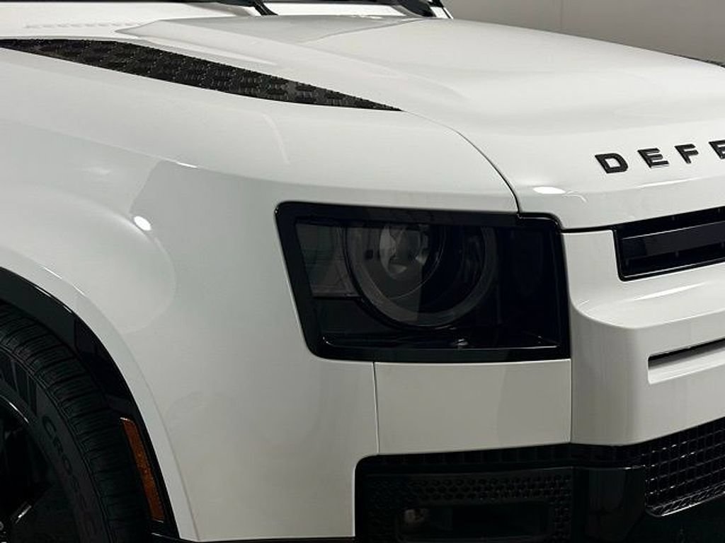 New 2025 Land Rover Defender 130 X-Dynamic SE AWD/4WD image 13